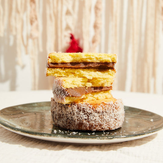 Alfajor tipo maicena KETO Con harina de coco y coco rallado y dulce de leche 
